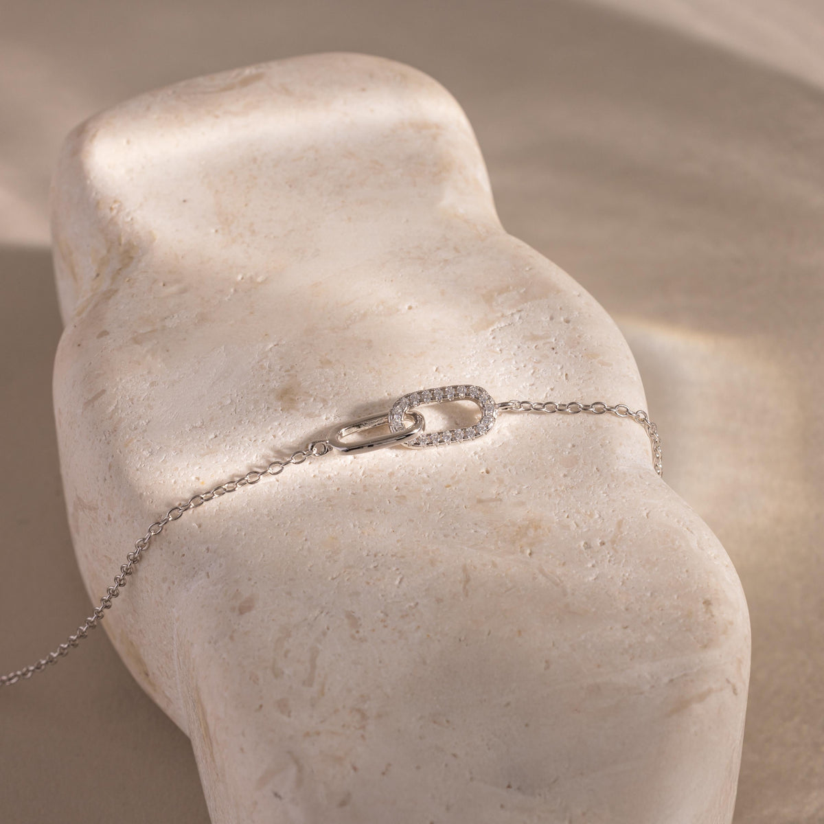 Pulseira com pingente de pavê