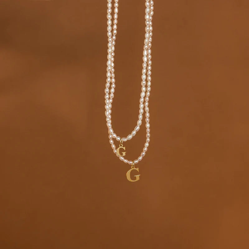 Colar com Inicial de Pérolas