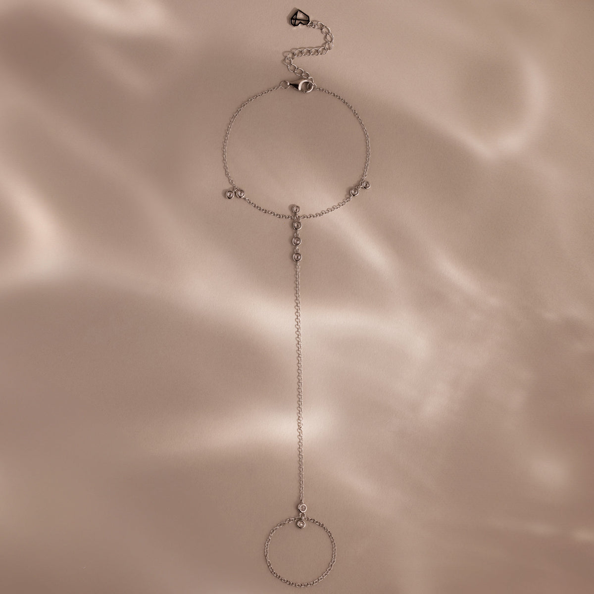 Pulseira de corrente de mão com cluster de diamantes