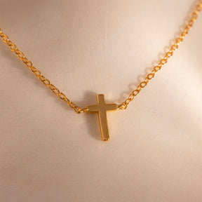 Colar delicado com cruz