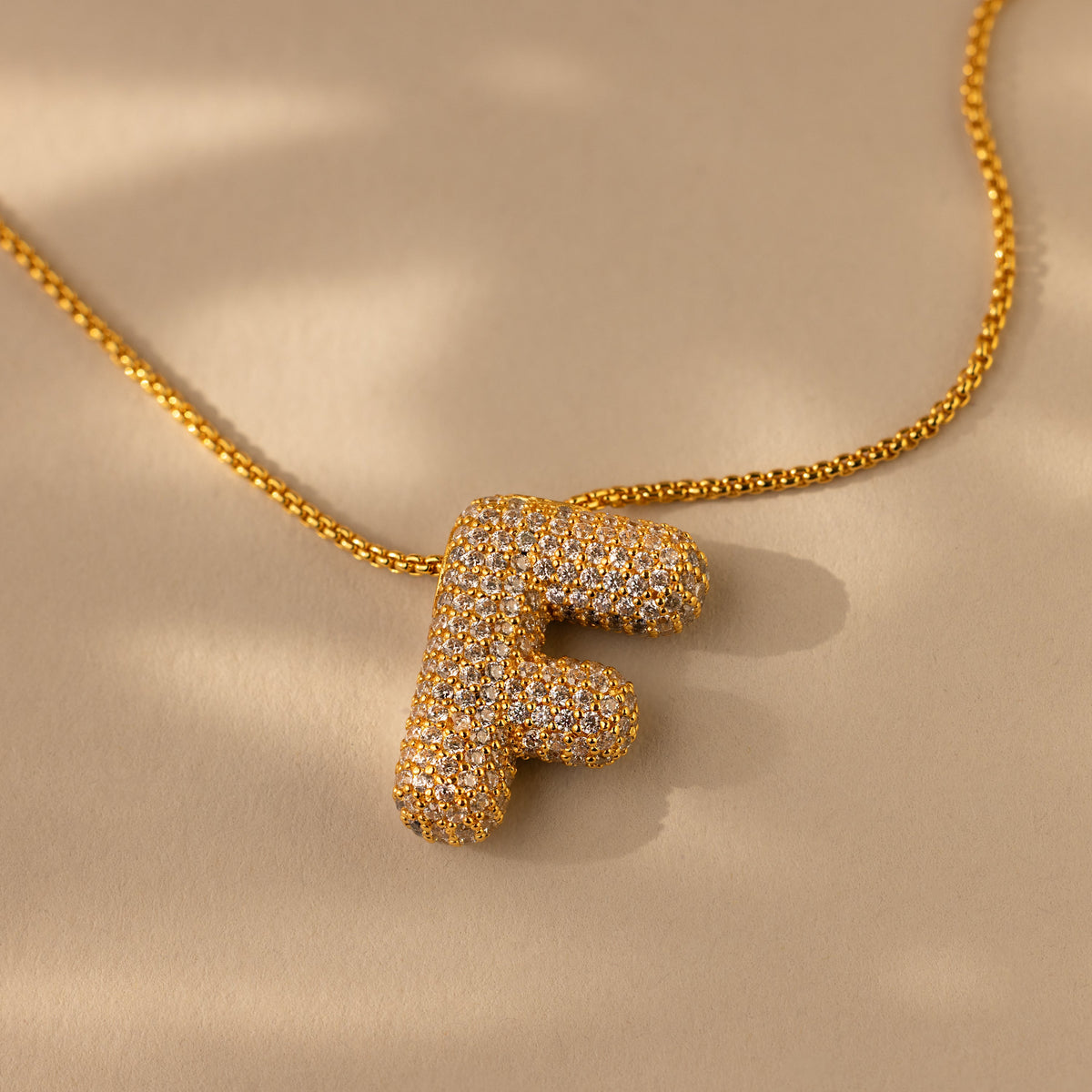 Colar de letras Pave Puff