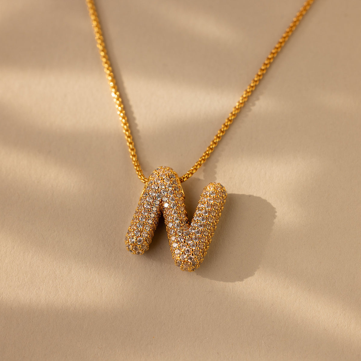 Colar de letras Pave Puff