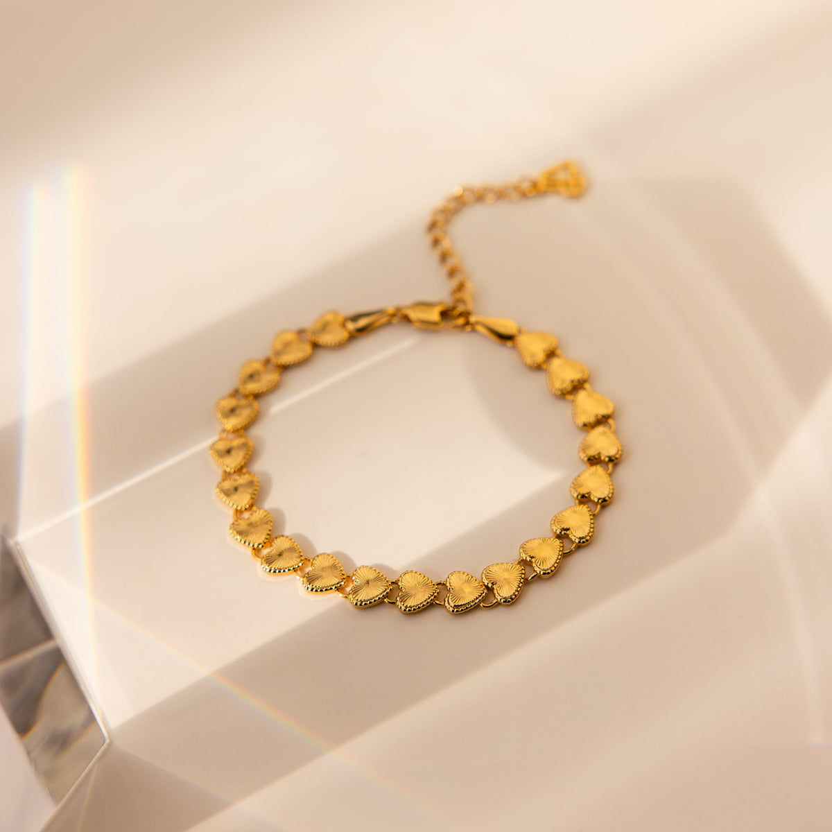 Pulseira de elos em forma de coração canelado