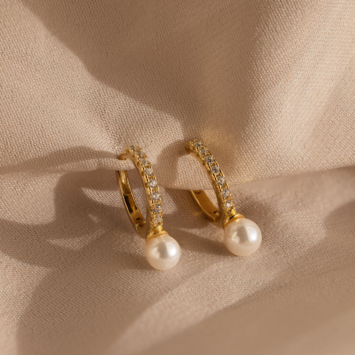 Brincos Pave Pearl Huggies