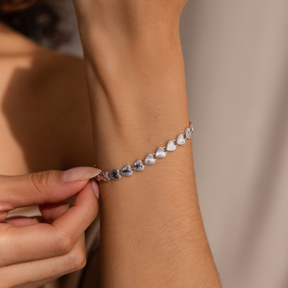Pulseira de elos em forma de coração canelado