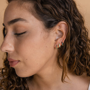 Conjunto de brincos de argola com incrustações de opala