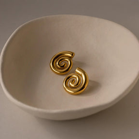 Brincos de pino em espiral ousados