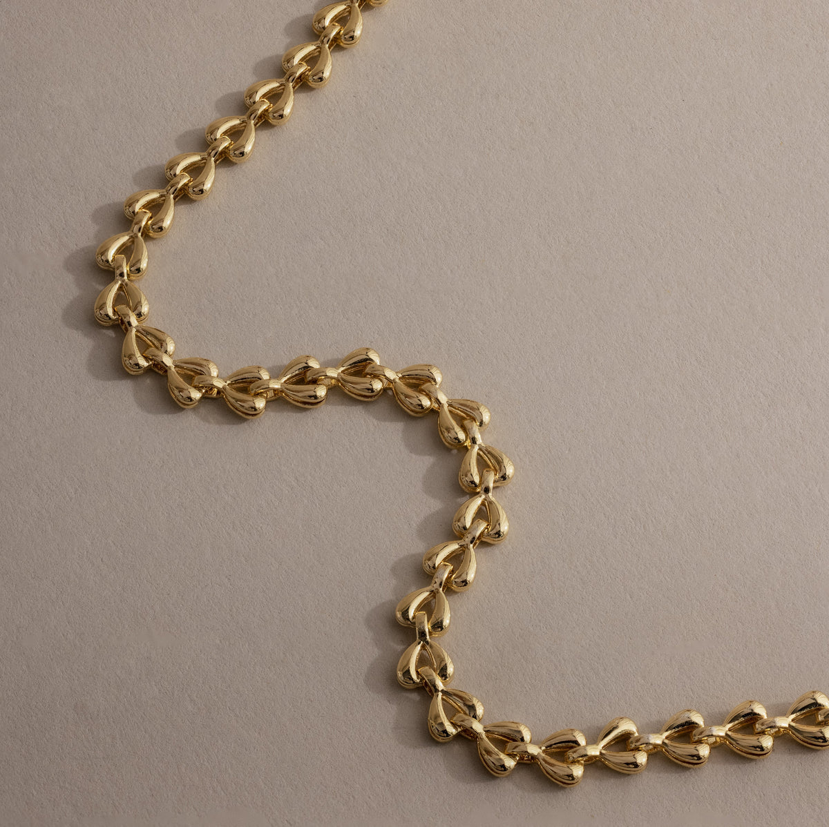 Pulseira de coração com elos minúsculos