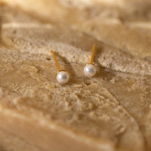 Brincos delicados de pérolas em ouro 18K