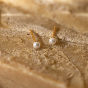 Brincos delicados de pérolas em ouro 18K