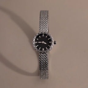 Relógio redondo com pulseira trançada