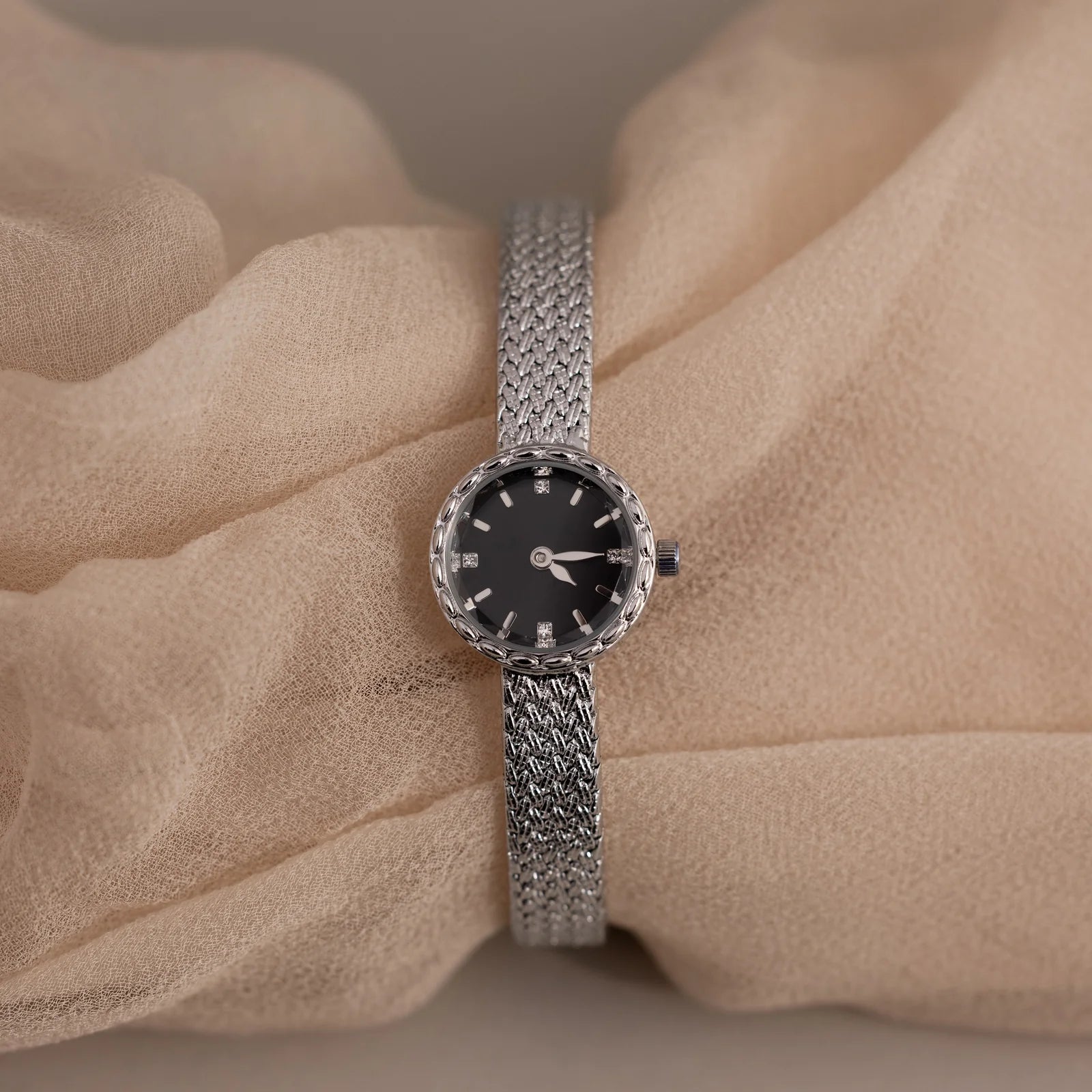 Relógio redondo com pulseira trançada