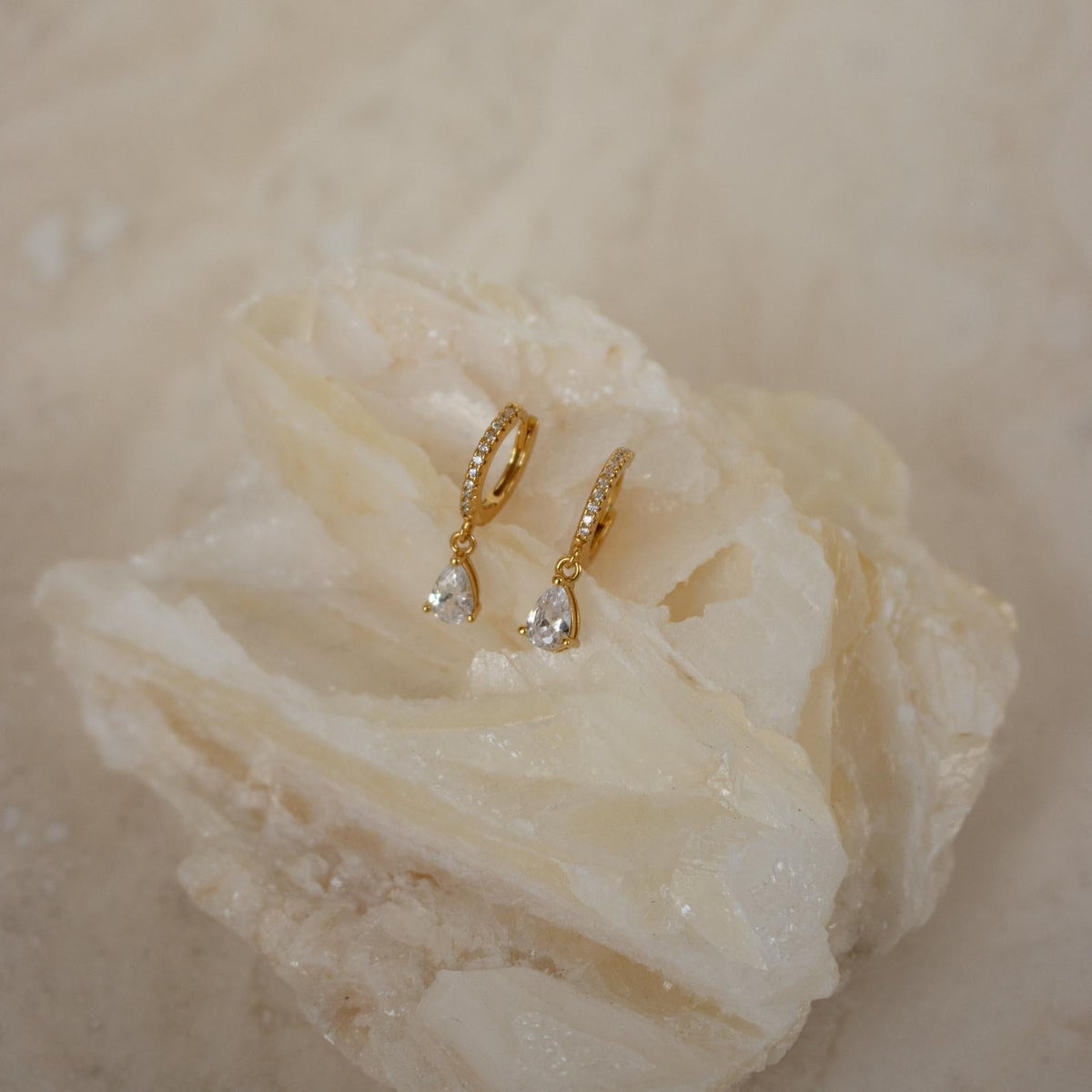 Brincos com gota de diamante