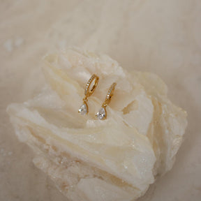 Brincos com gota de diamante