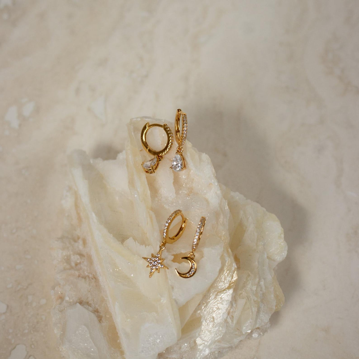 Brincos com gota de diamante