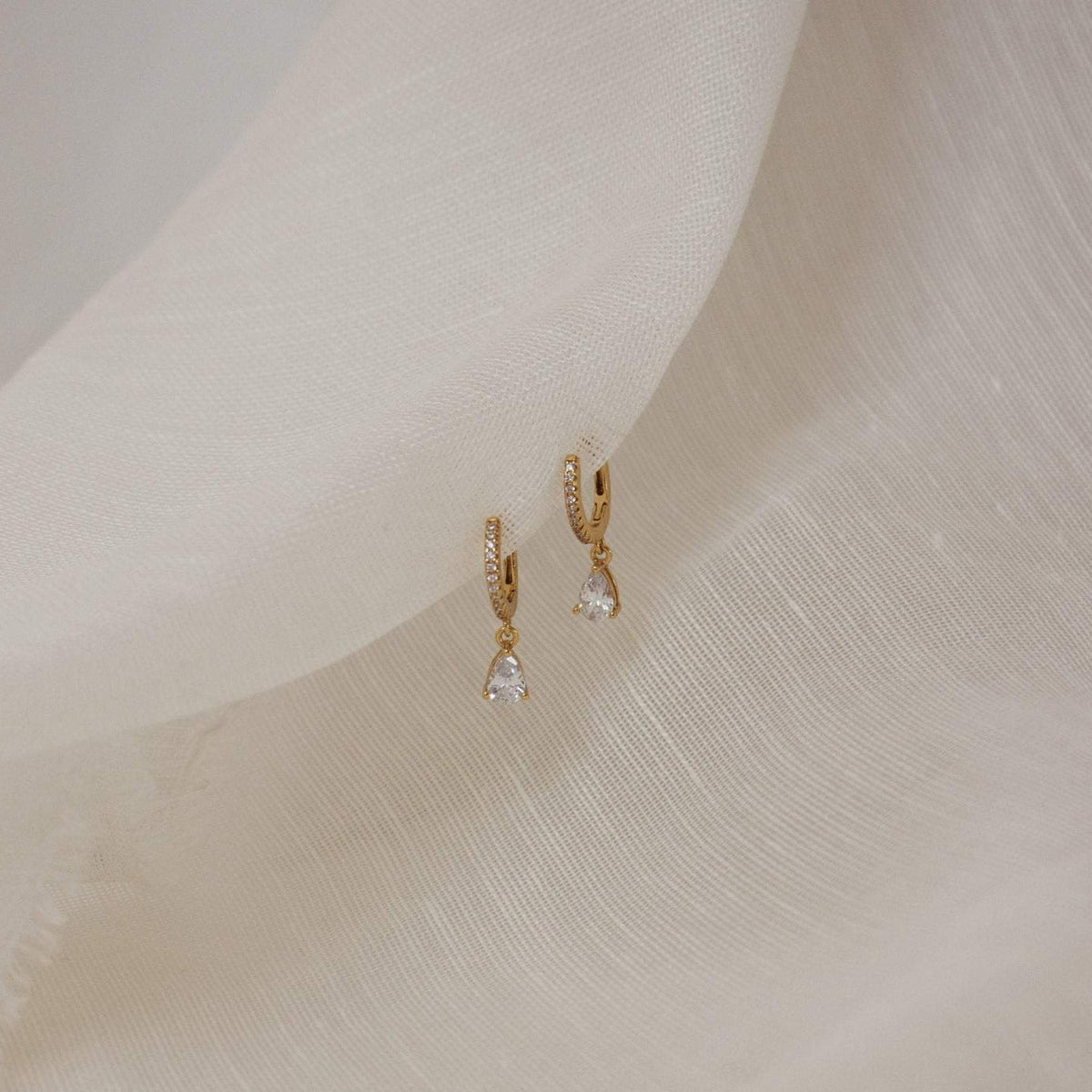 Brincos com gota de diamante