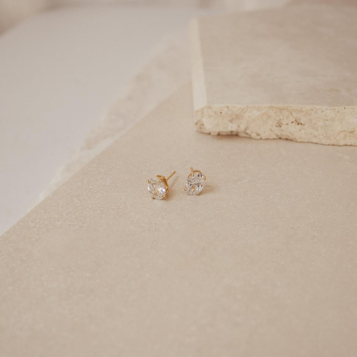 Brincos de diamante ovais