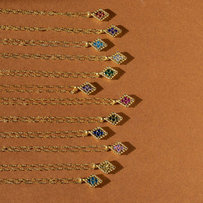 Colar com pingente de diamante e pedra de nascimento