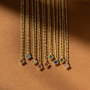 Colar com pingente de diamante e pedra de nascimento