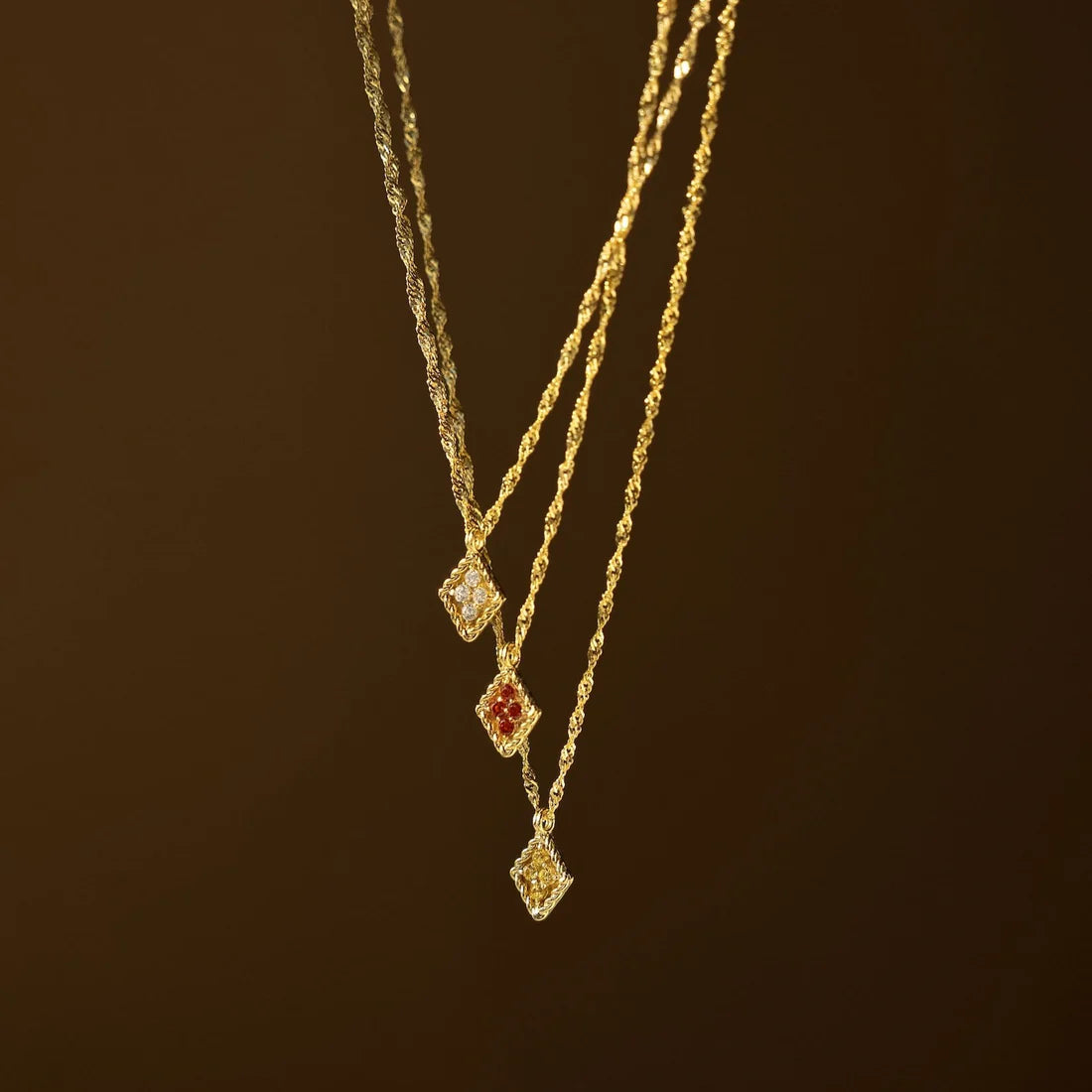 Colar com pingente de diamante e pedra de nascimento