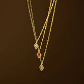 Colar com pingente de diamante e pedra de nascimento
