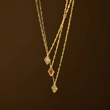 Colar com pingente de diamante e pedra de nascimento