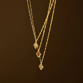 Colar com pingente de diamante e pedra de nascimento