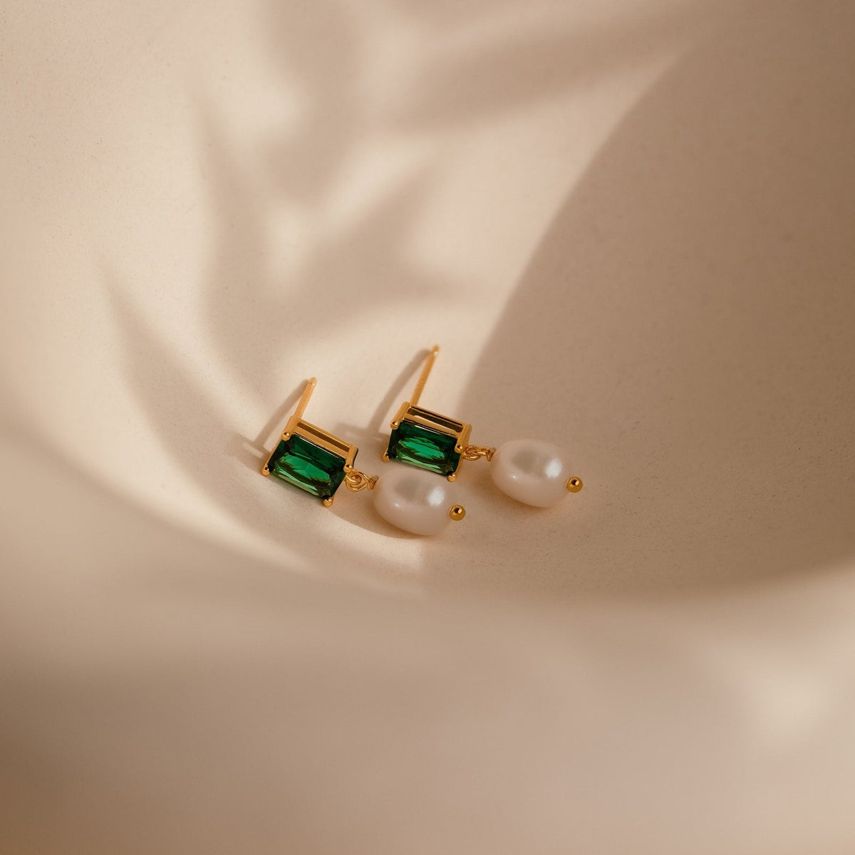 brincos de gota de esmeralda e pérola