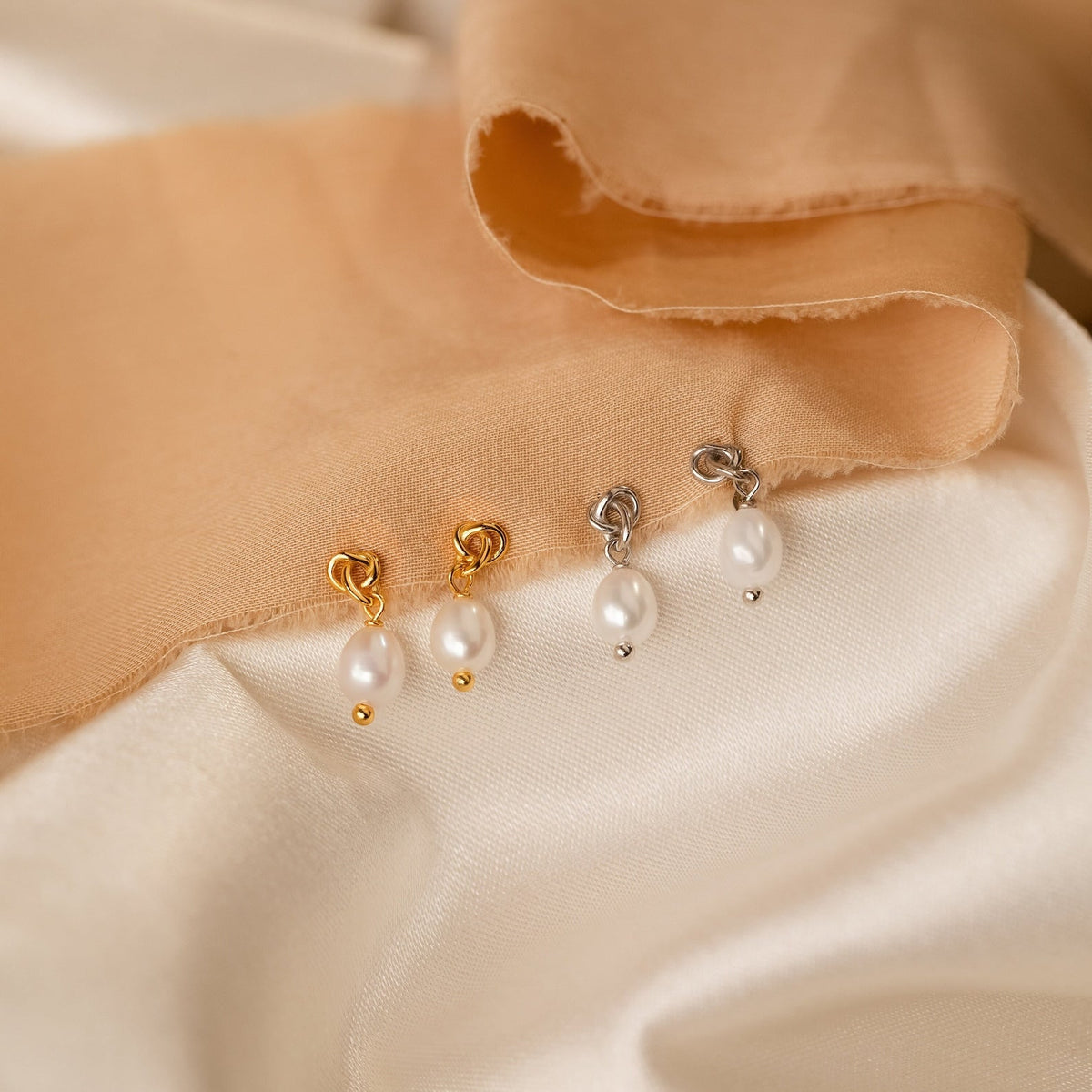 Conjunto de colar e brincos de pérolas Knot COMPRE 2 PAGUE 1