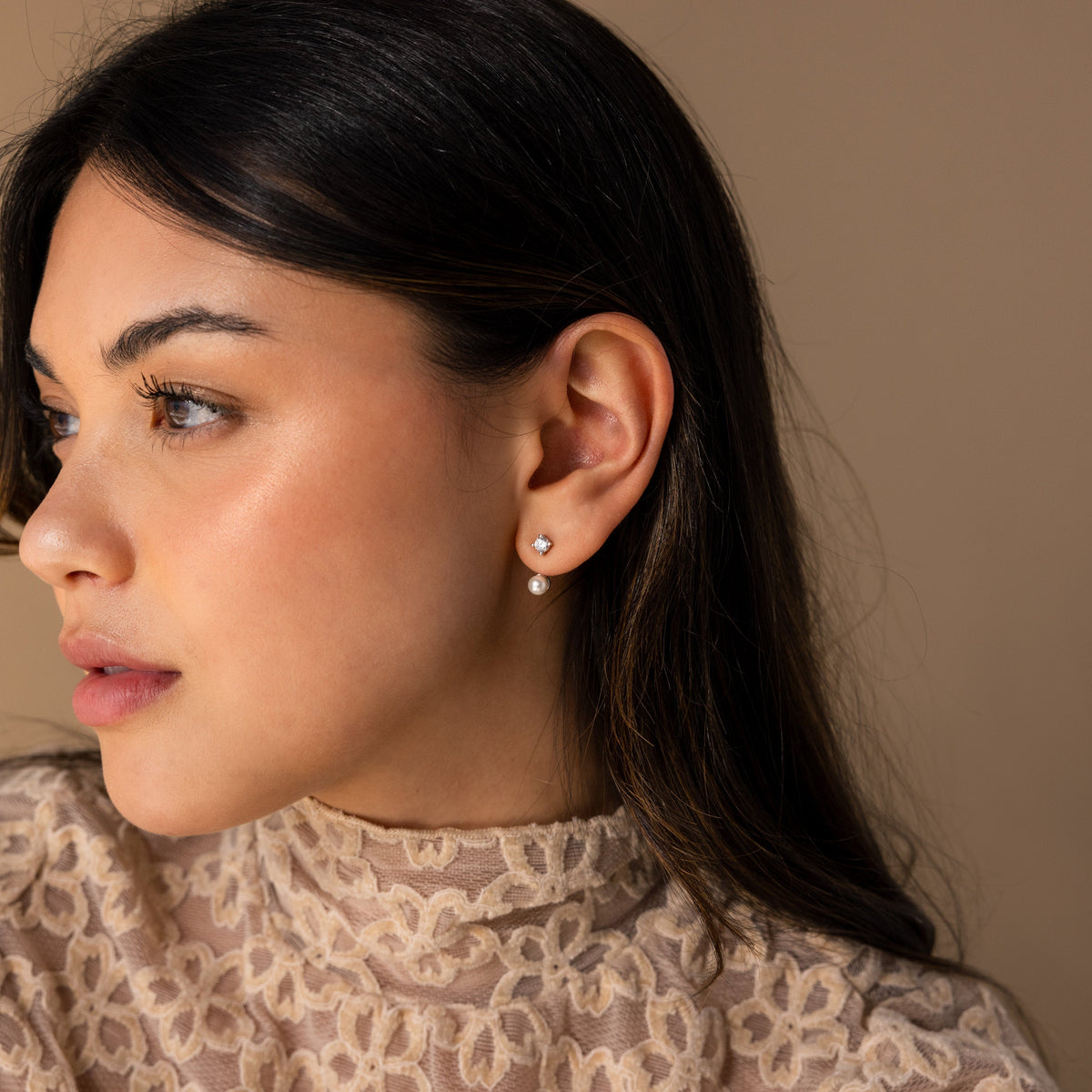 Brincos com pérolas e diamantes