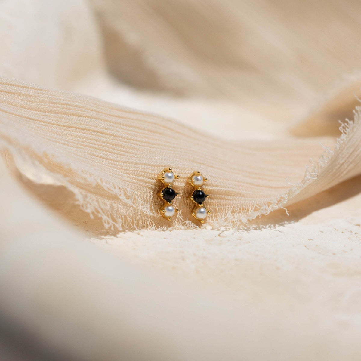 Pequenos brincos de pérolas de ônix