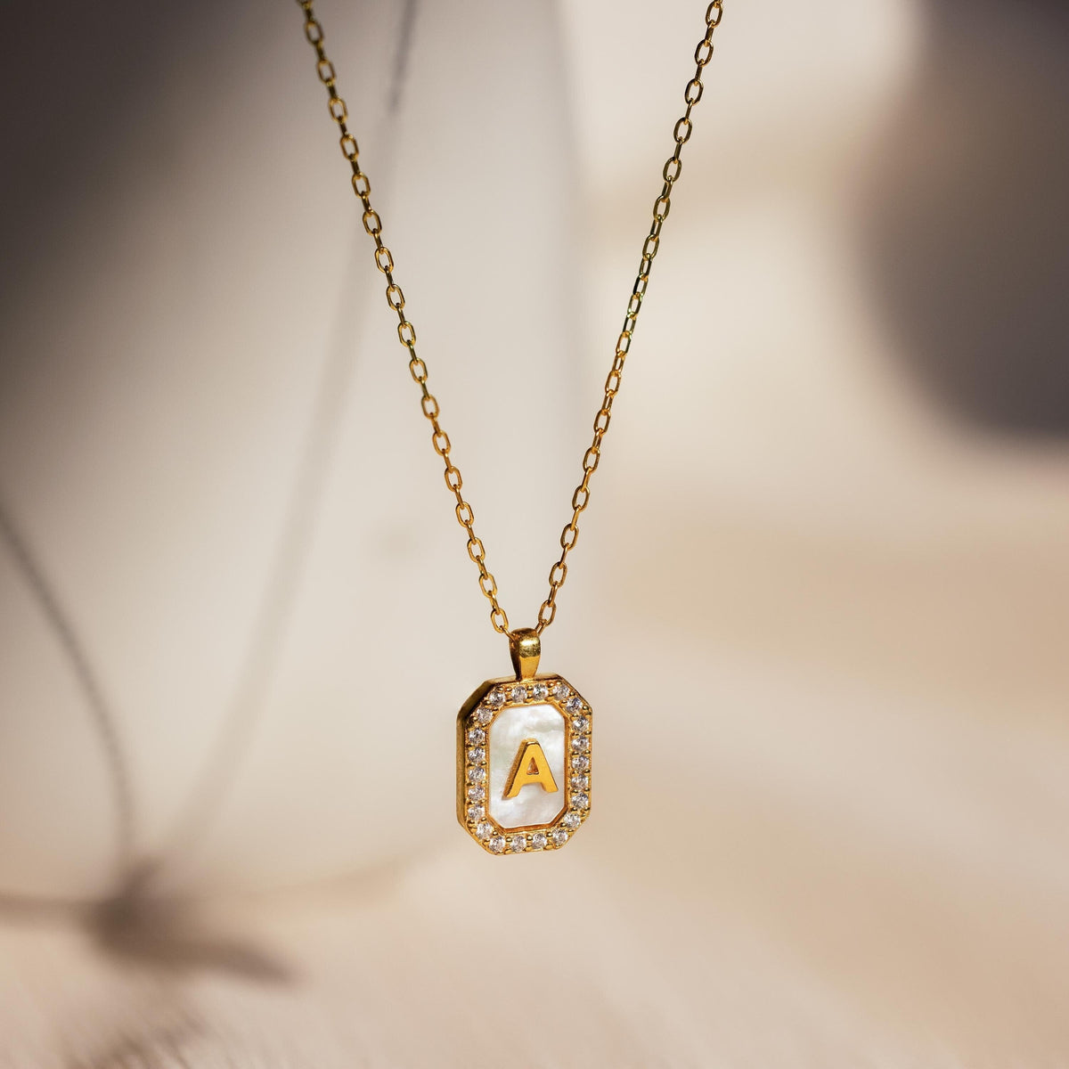 Colar com inicial de pérolas Pave