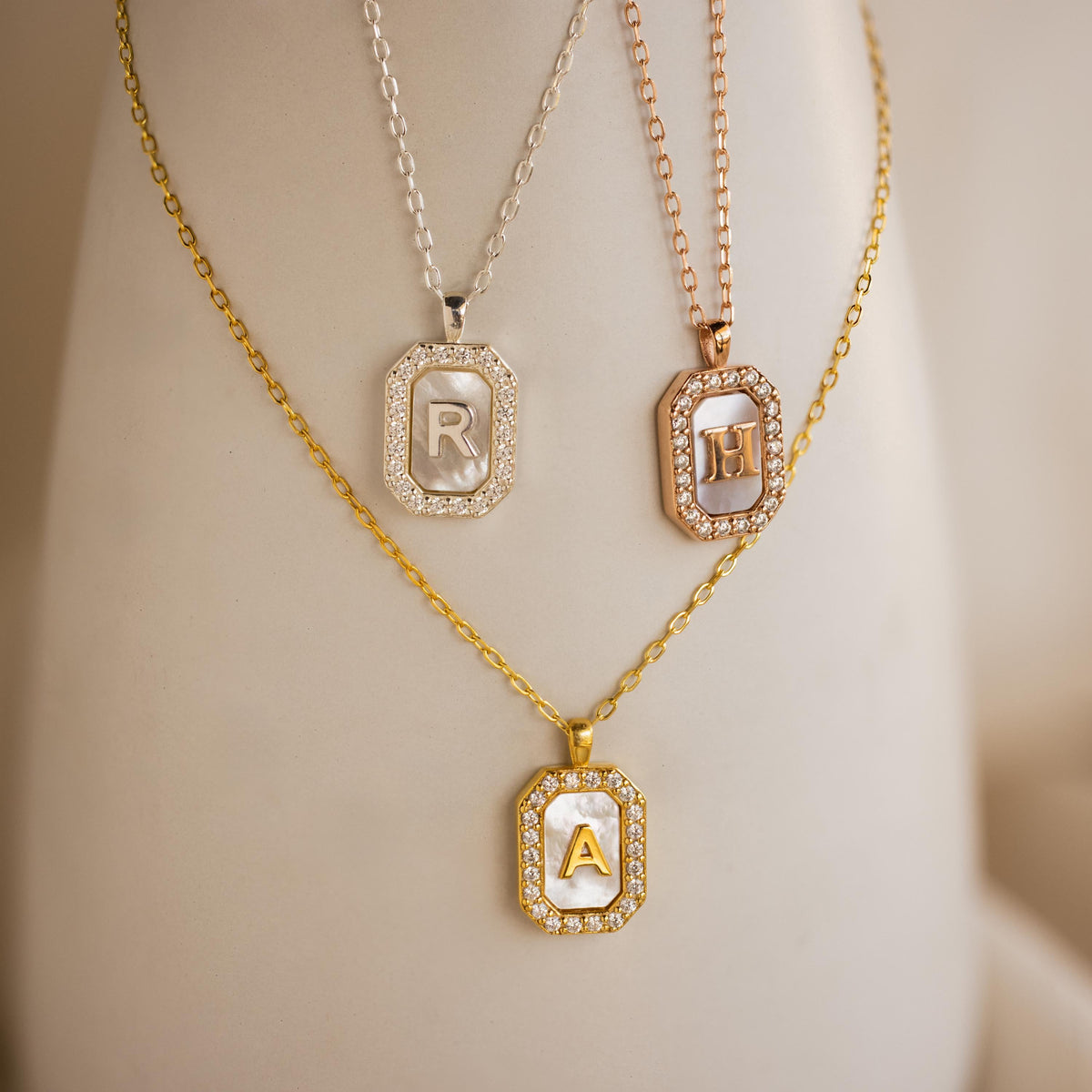 Colar com inicial de pérolas Pave
