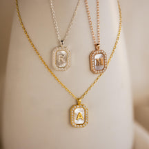 Colar com inicial de pérolas Pave