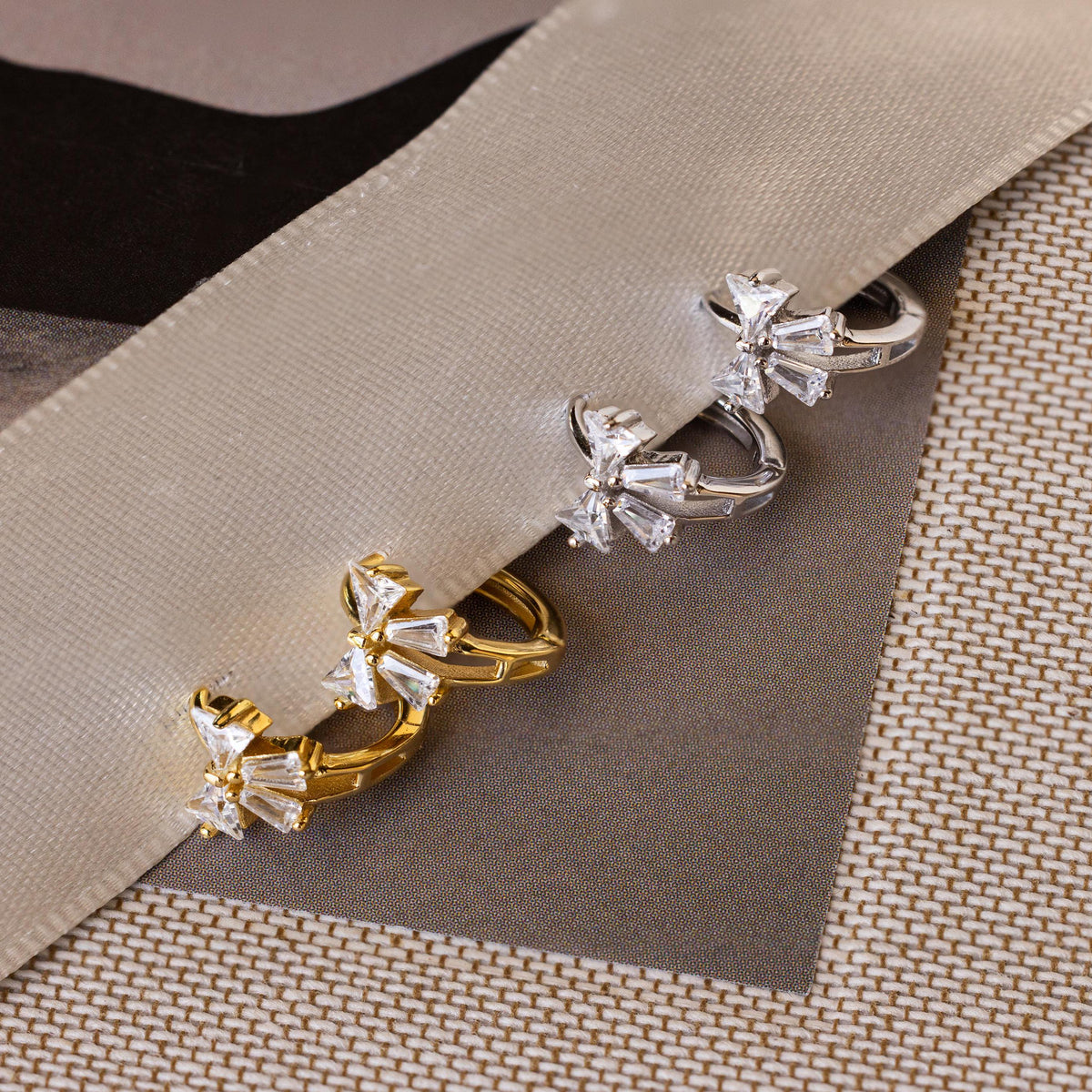 Brincos com laço de fita de diamante