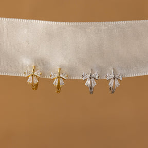 Brincos com laço de fita de diamante
