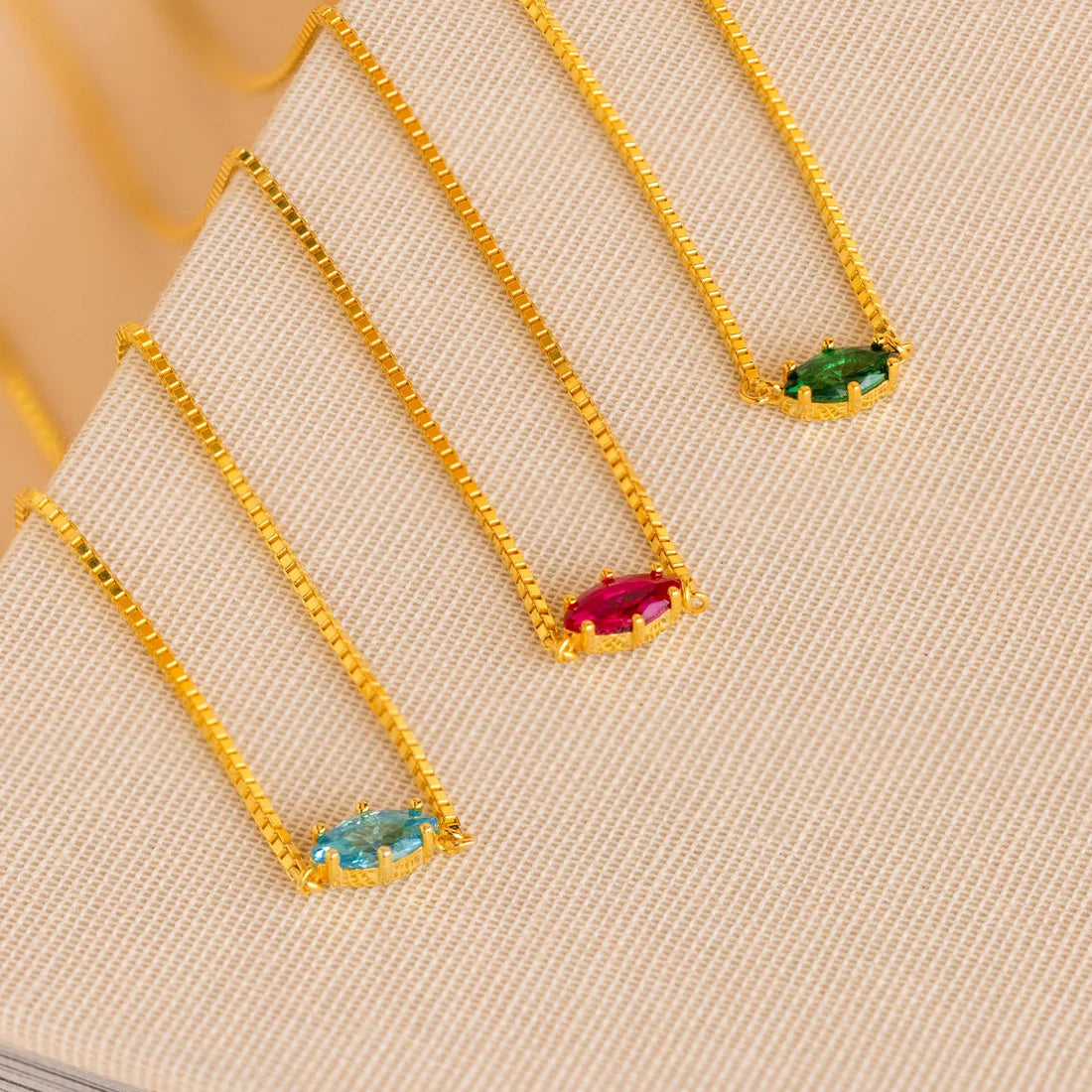 Colar delicado com pedra de nascimento Marquise