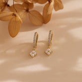 Brincos de flor de hera perolada