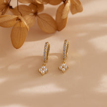 Brincos de flor de hera perolada