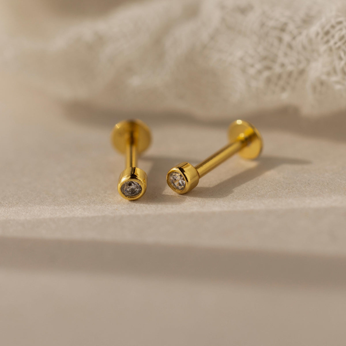 Brincos Pequenos com Aro de Diamante