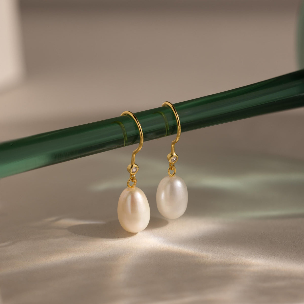 Brincos de pérolas e diamantes pendurados
