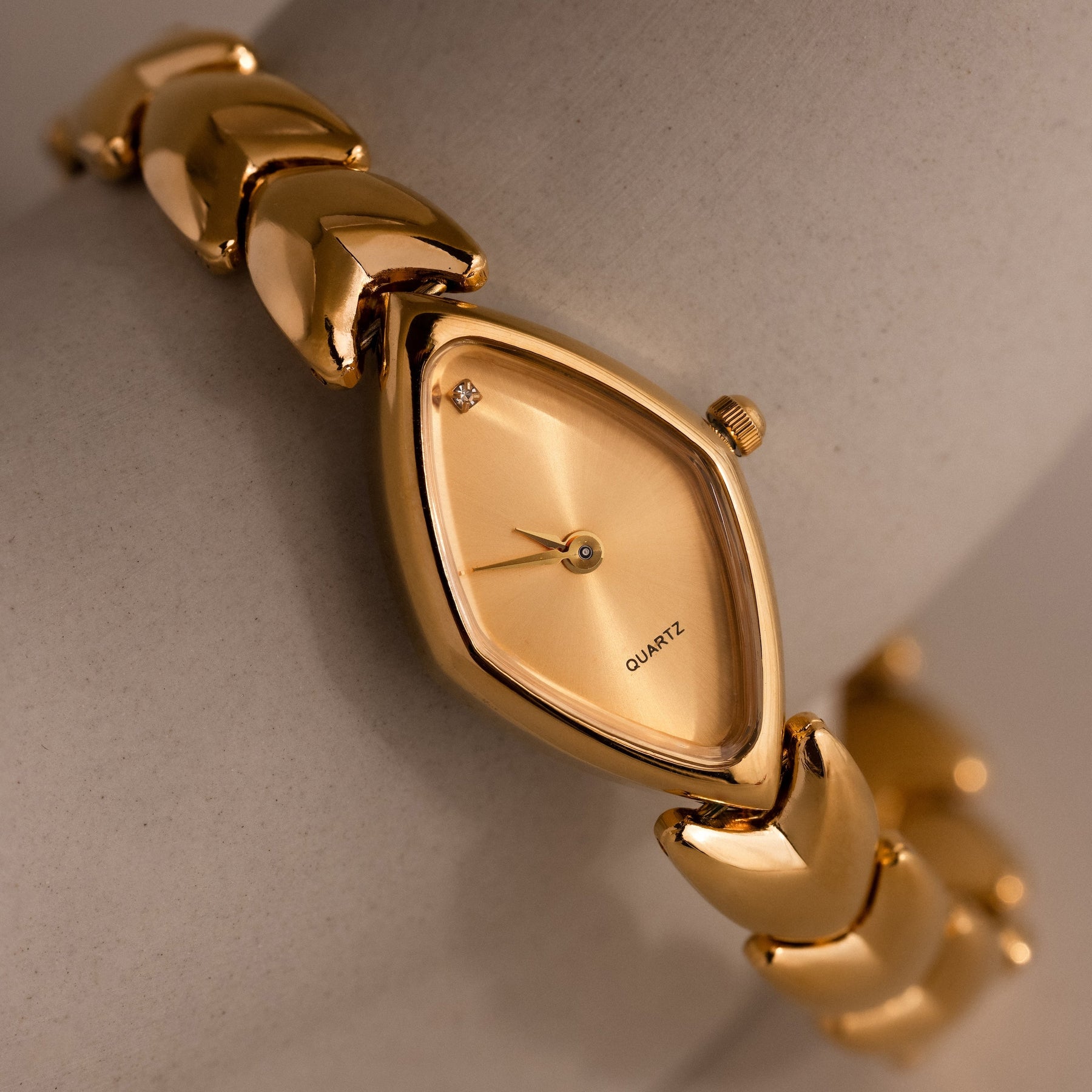 Relógio oval geométrico