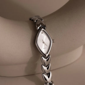 Relógio oval geométrico