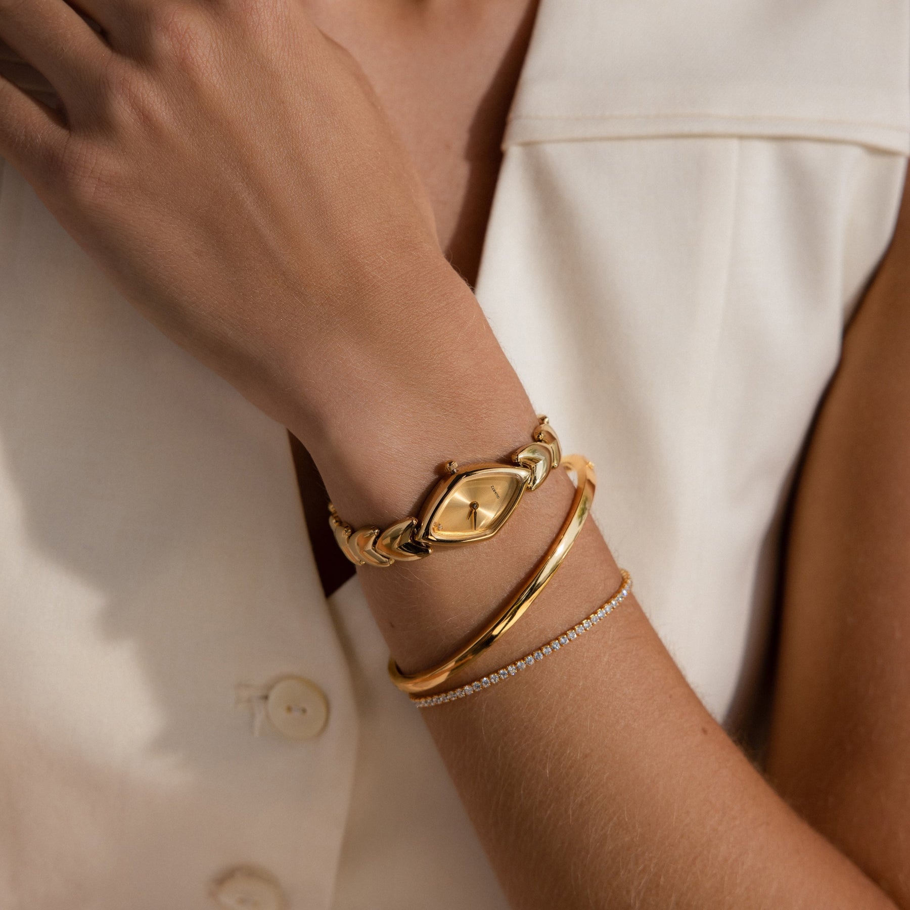 Relógio oval geométrico